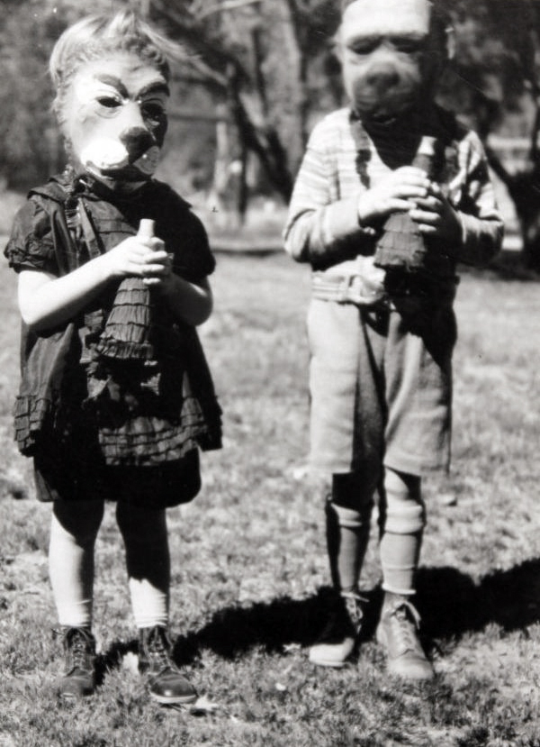 30 Vintage Photos Show Strange and Terrifying Halloween Costumes From
