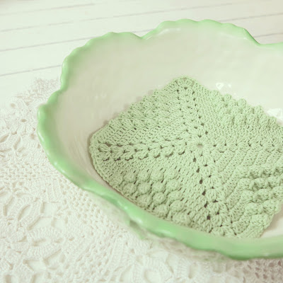 ByHaafner, vintage bowl. Max Roesler, cabbage leaves, mint green and white, crochet, potholder, doily ByHaafner, vintage bowl. Max Roesler, cabbage leaves, mint green and white, crochet, potholder, doily