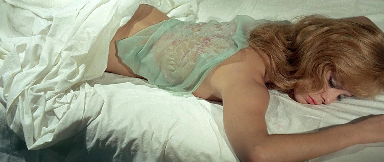 Сон В Руку Или Чемодан – Эротические Сцены