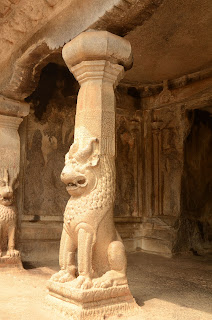 colonna biomorfa nel portico della grotta a mamallapuram biomorphic column in the portico of the cave in Mamallapuram