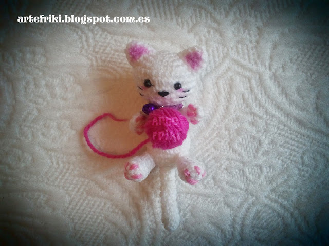 gato amigurumi kitty cat crochet ganchillo mini animal broche llavero yarn ball