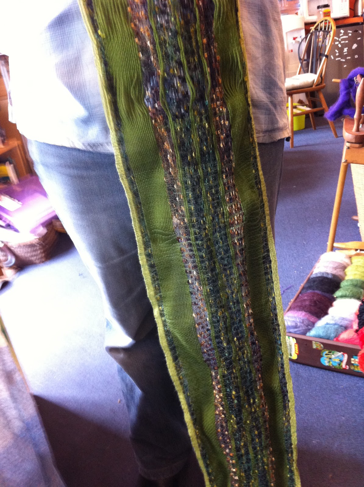 CENTERING WITH FIBER Saori weaving class with rigid heddle looms