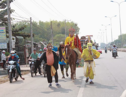 Bình Dương: Thầy trò Đường Tăng đưa đám tang gây "náo loạn" giao thông