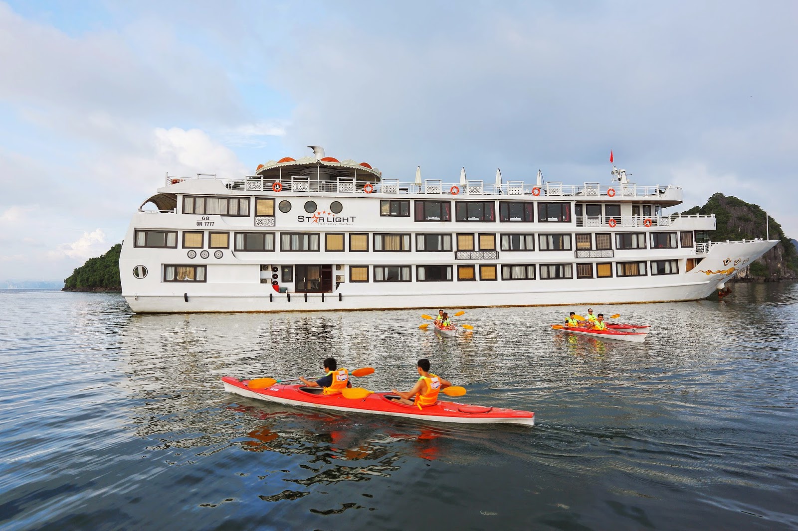 Kayaking+in+Halong+Bay+with+Starlight+Cruise.jpg