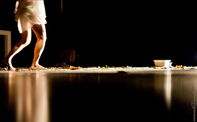 muestra un escenario de fondo negro con una artista de pies descalzos representando su papel