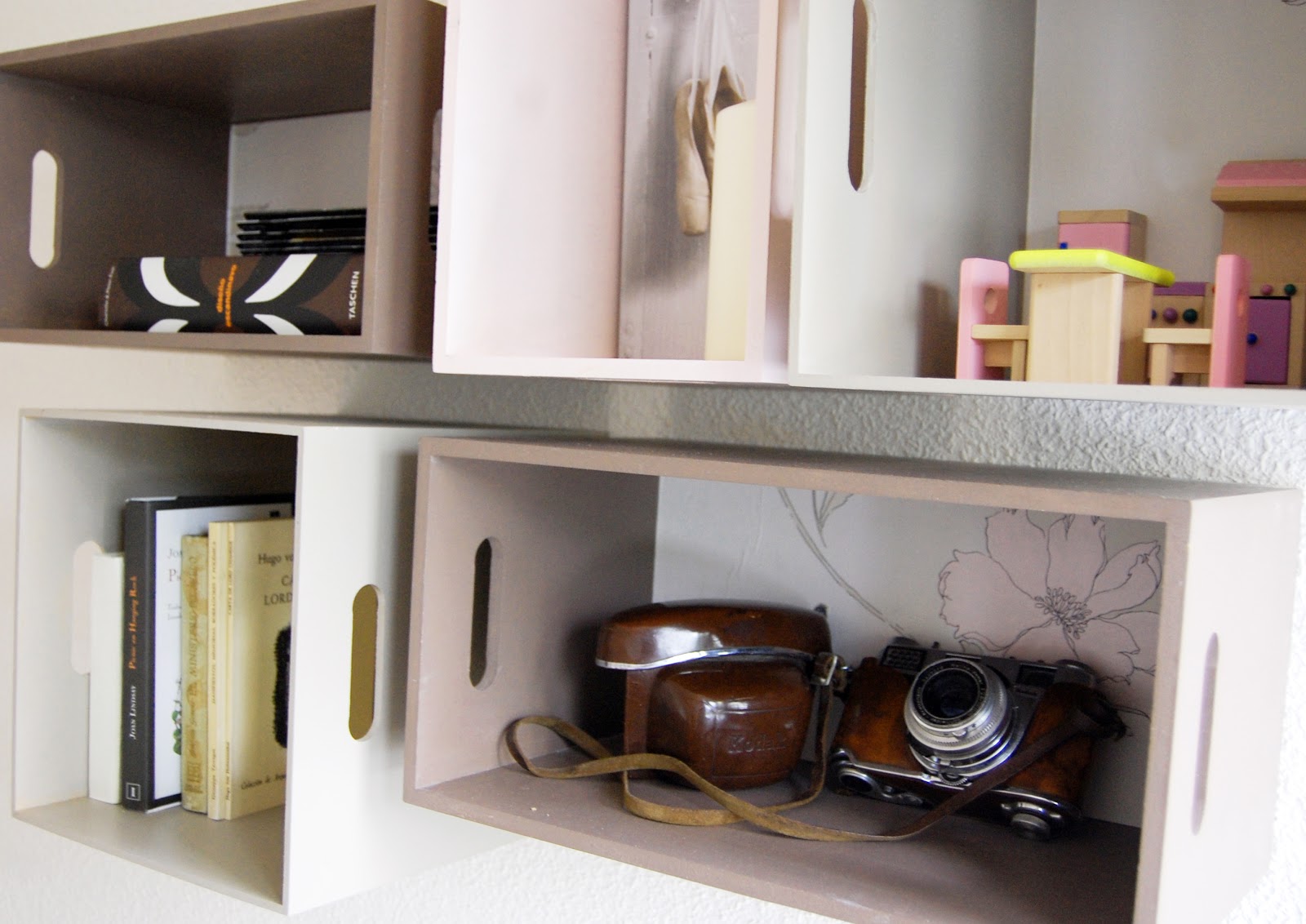 OTRO GALLO CANTARIA: Una estantería de cajas