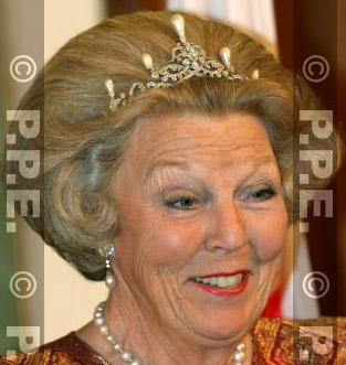 Royal Jewelry & Tiaras / Fabergé Eggs / The Royals - Pagina 7 Emerald+Parure+Pearl+Tiara+%25281898%2529+by+Eduard+Schurmann+for+Queen+Wilhelmina+here+Queen+Beatrix+1