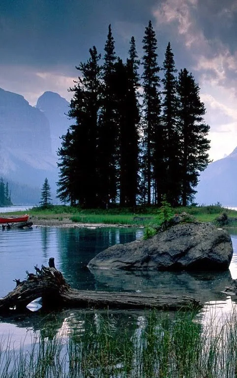 maligne lake and spirit island canada