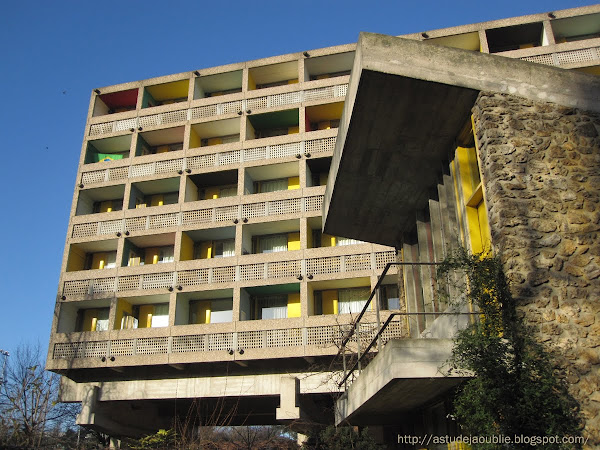 Paris - Pavillon du Bresil - Cité universitaire internationale.  Architectes: Le Corbusier, Lucio Costa.