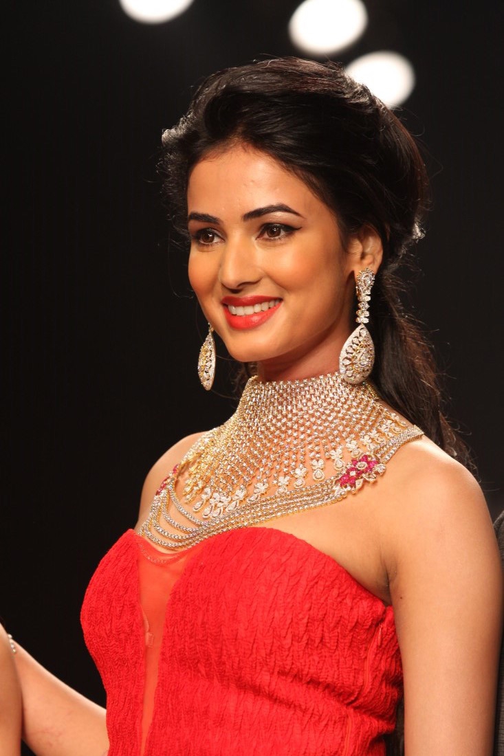 sonal chauhan sister boobs touch sonal chauhan sister boobs touch
