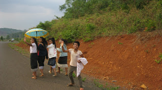 Niños de vuelta a casa tras la escuela en Laos. Niños de vuelta a casa tras la escuela en Laos.