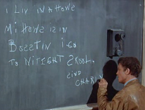 Charly (Cliff Robertson) escribiendo en la pizarra durante las clases nocturnas - Cine de Escritor Charly (Cliff Robertson) escribiendo en la pizarra durante las clases nocturnas - Cine de Escritor