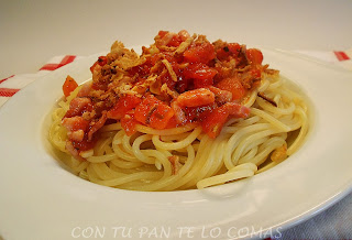 Espaguetis Con Tomate, Bacon Y Cebolla Crujiente
