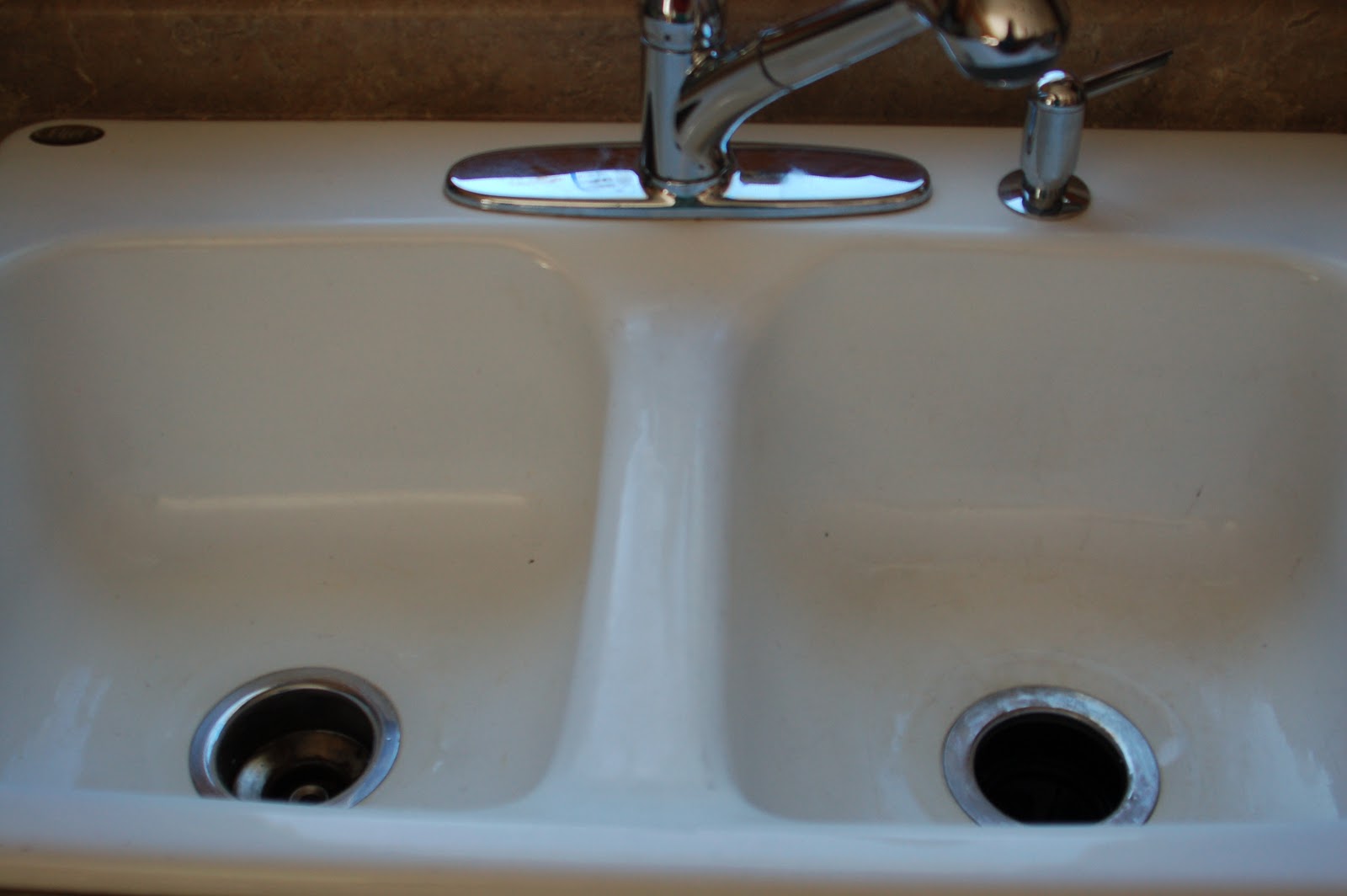 How to Clean Porcelain Sinks without Bleach Simplify, Live, Love