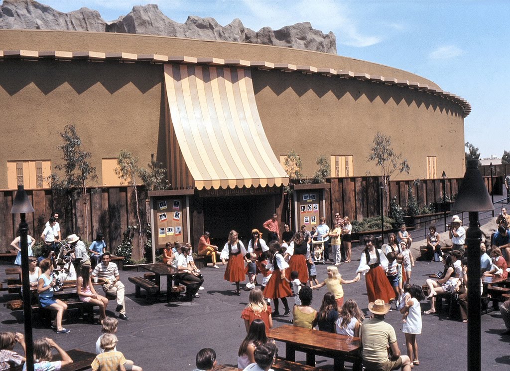 Vintage knotts berry farm iraqi female