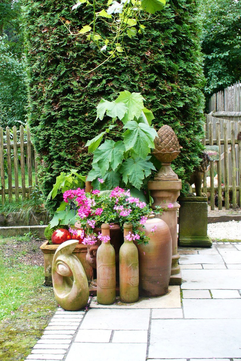 Der schöne Schulhaus-Garten von Ostrach-Habsthal bei Regenwetter , the