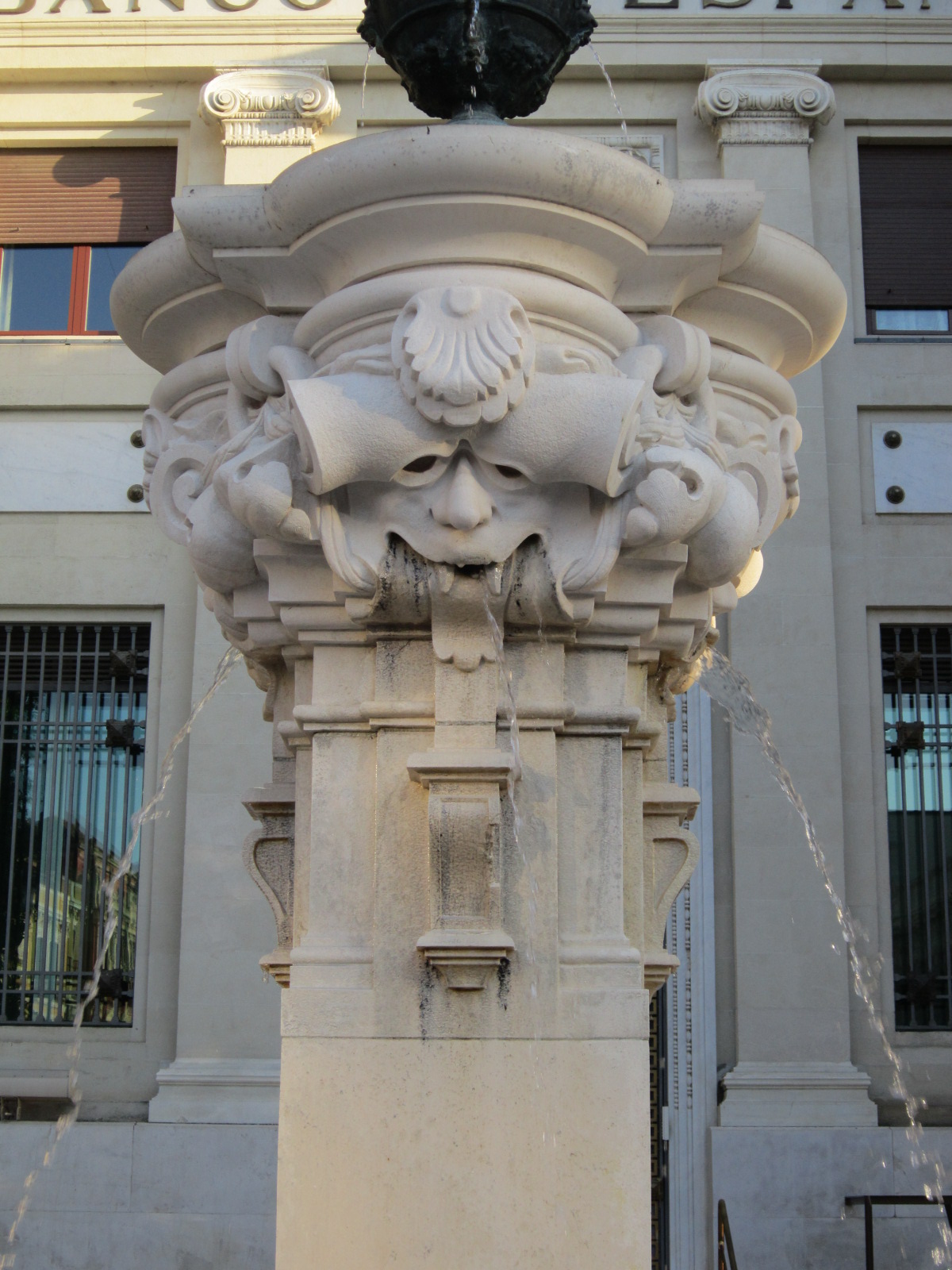 SEVILLA, VIDA Y LEYENDA LA FUENTE DE MERCURIO