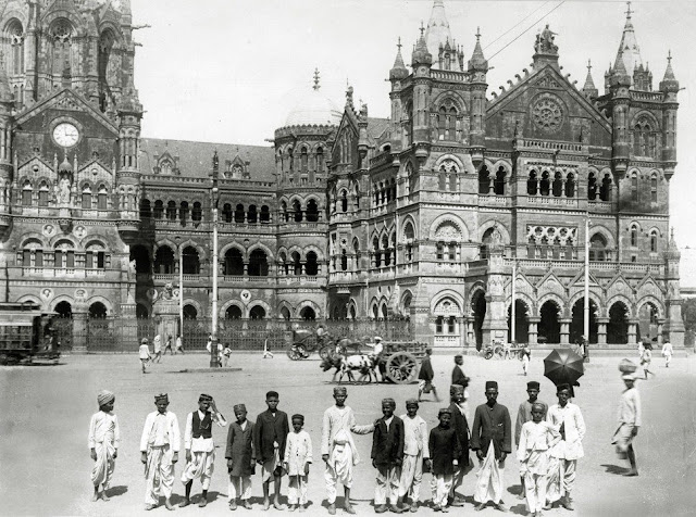 Young+boys+pose+in+front+of+Bombay's+Victoria+Terminus+railway+station,+circa+1910