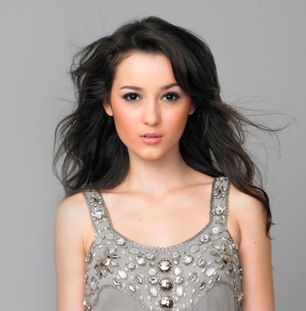 Biodata dan Foto Julie Estelle Terbaru - Panen Gambar