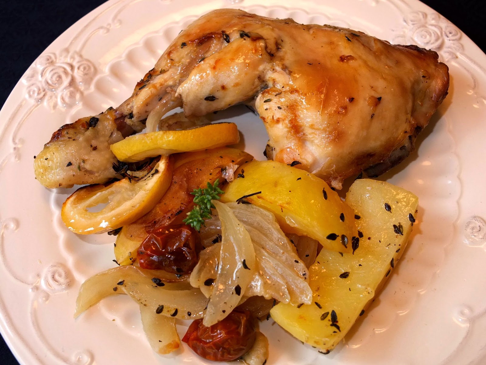 Cocinando con Lola García Muslos de pollo, al horno, con patatas y cebolla