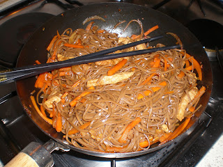 Salteado De Cerdo Y Zanahoria Con Fideos Soba