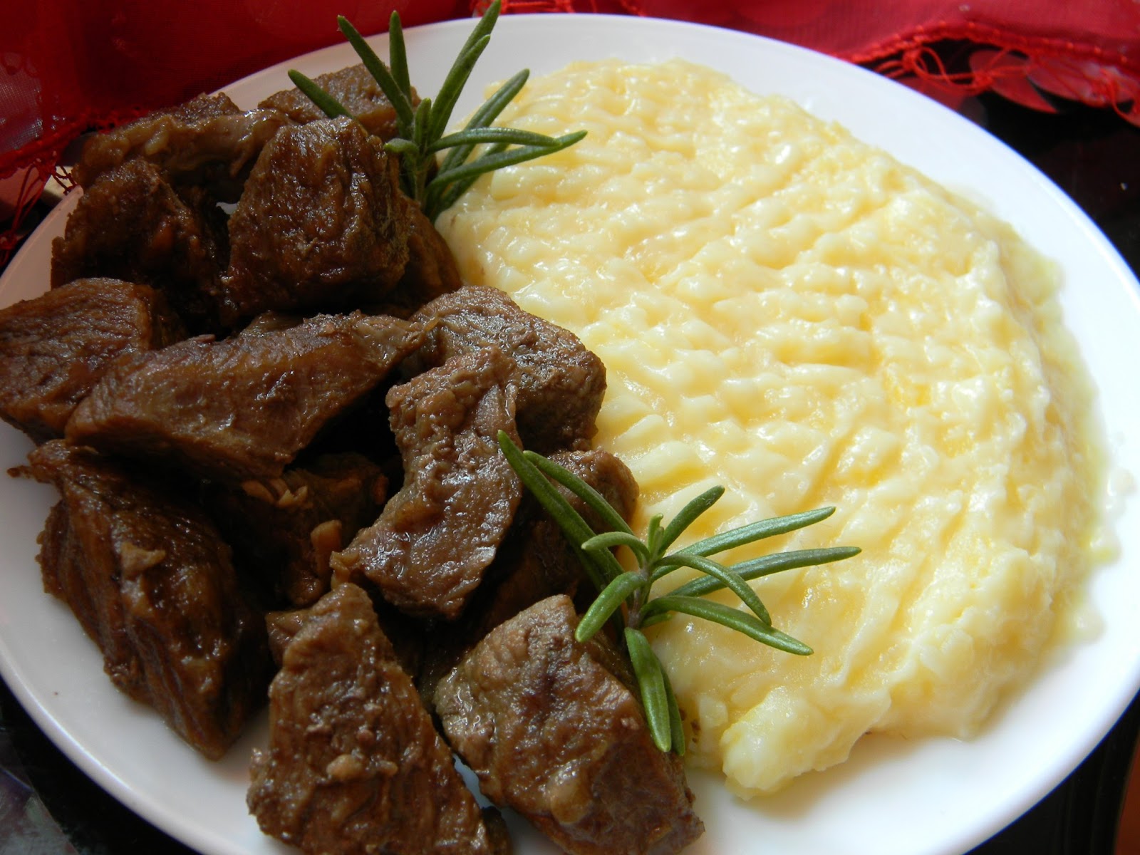 Patates Püreli Et Kavurma. Vişnap