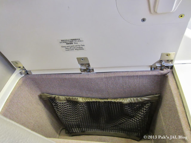 Storage for large-sized briefcase right next to the seat