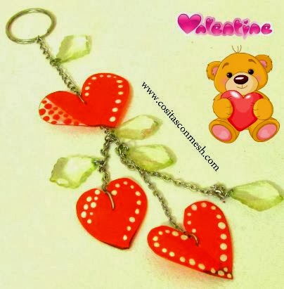 Tres corazoncitos realizados con botella de plástico y pintados de rojo