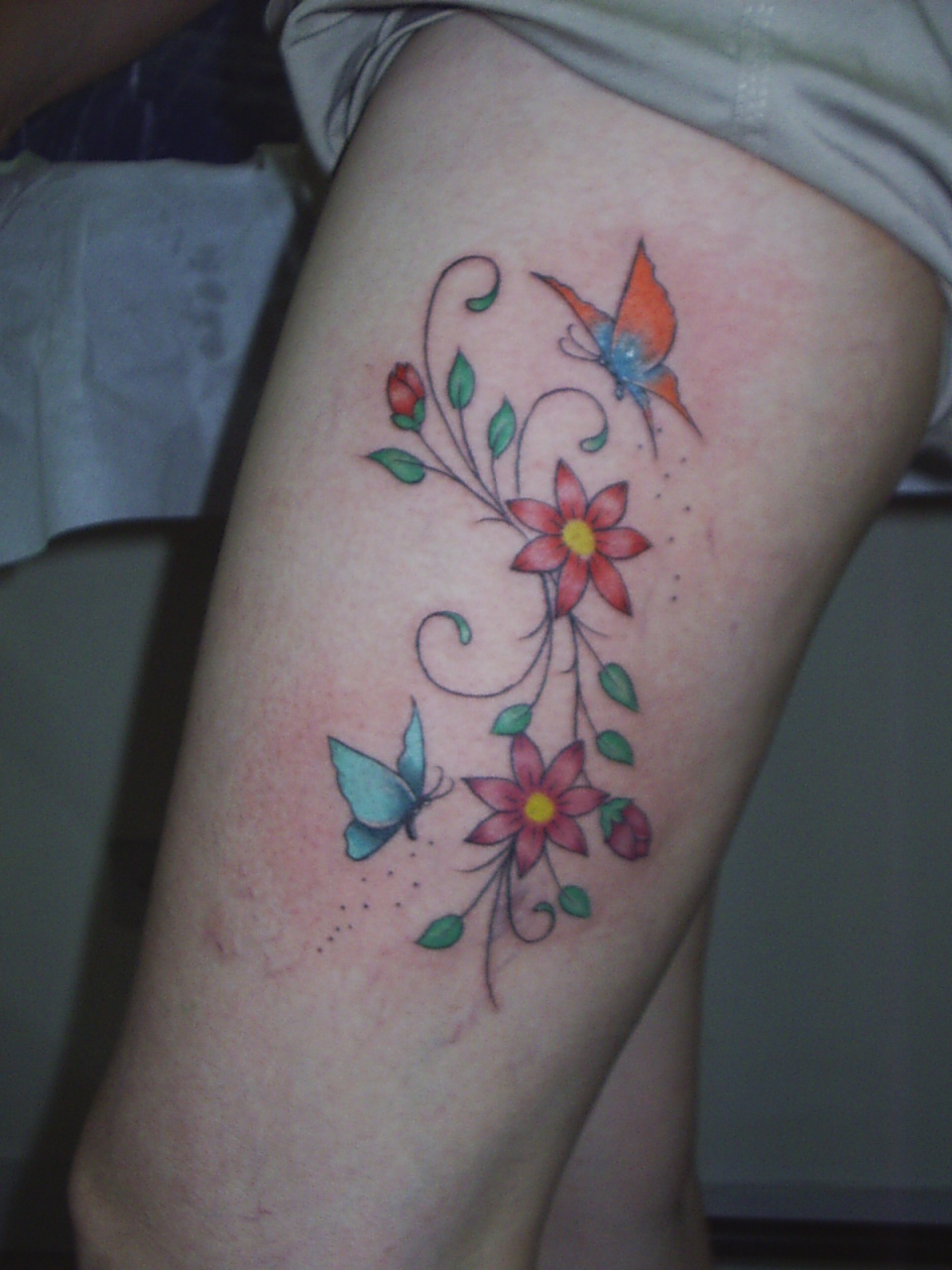 Cultura E Liberdade Tattoo Da Solange Ramo Com Borboletas Na Coxa Tattoo da danielly, trouxe a referência e modifiquei para tattoo dela! cultura e liberdade