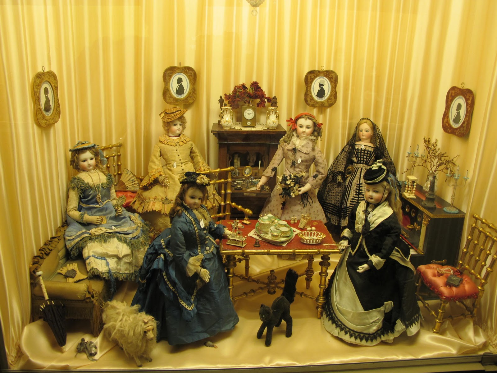 Susan's Mini Homes Musee de Poupee Paris Antique Dolls