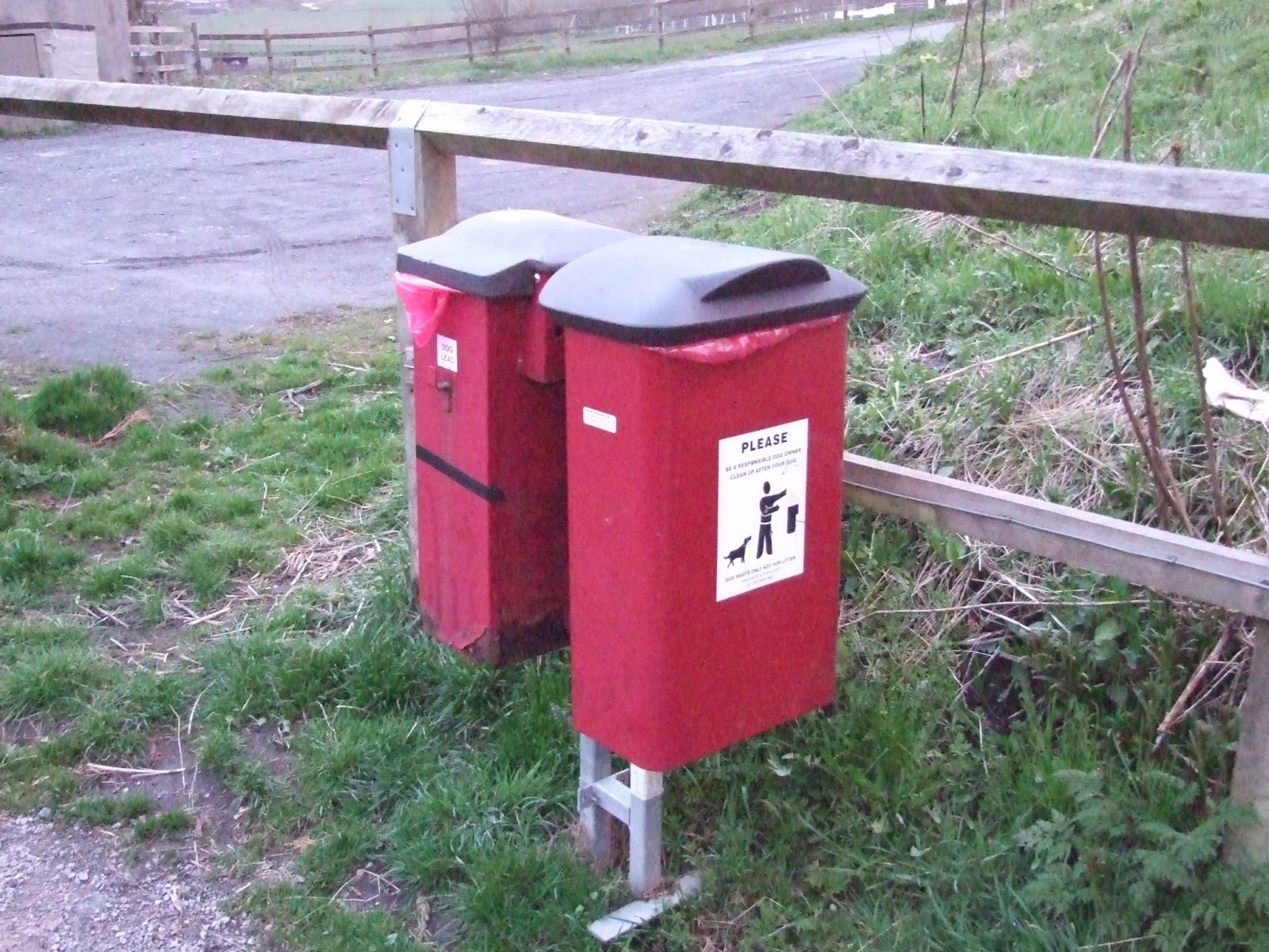RISHTON FIRST NEW DOG WASTE BINS