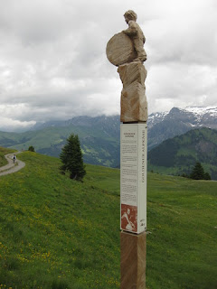 Carved post along the AlpRundweg Leiterli trail, Lenk, Switzerland