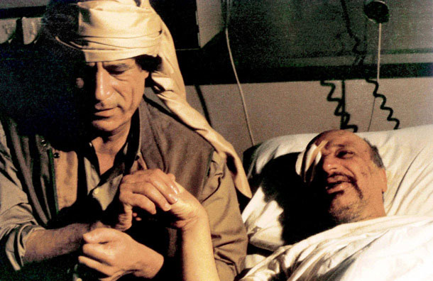 مجموعة صور للرئيس ياسر عرفات - 4 Visiting+Yasser+Arafat+in+hospital+in+1992