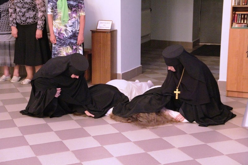 Священник наказал монашку