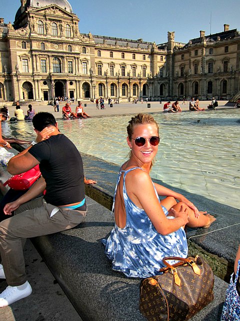 Maxime Löfblad framför Louvre i Paris