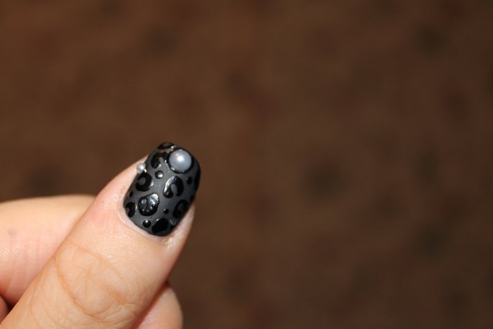 the beauty nail: nail matte glossy black leopard print - pearls