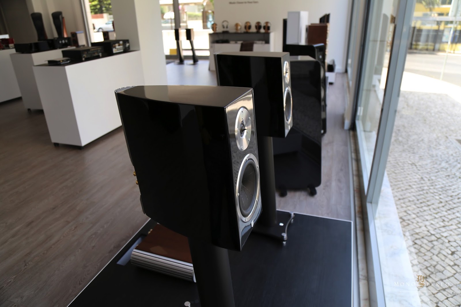 Mono and Stereo HighEnd Audio Magazine Ultimate Audio store grand opening