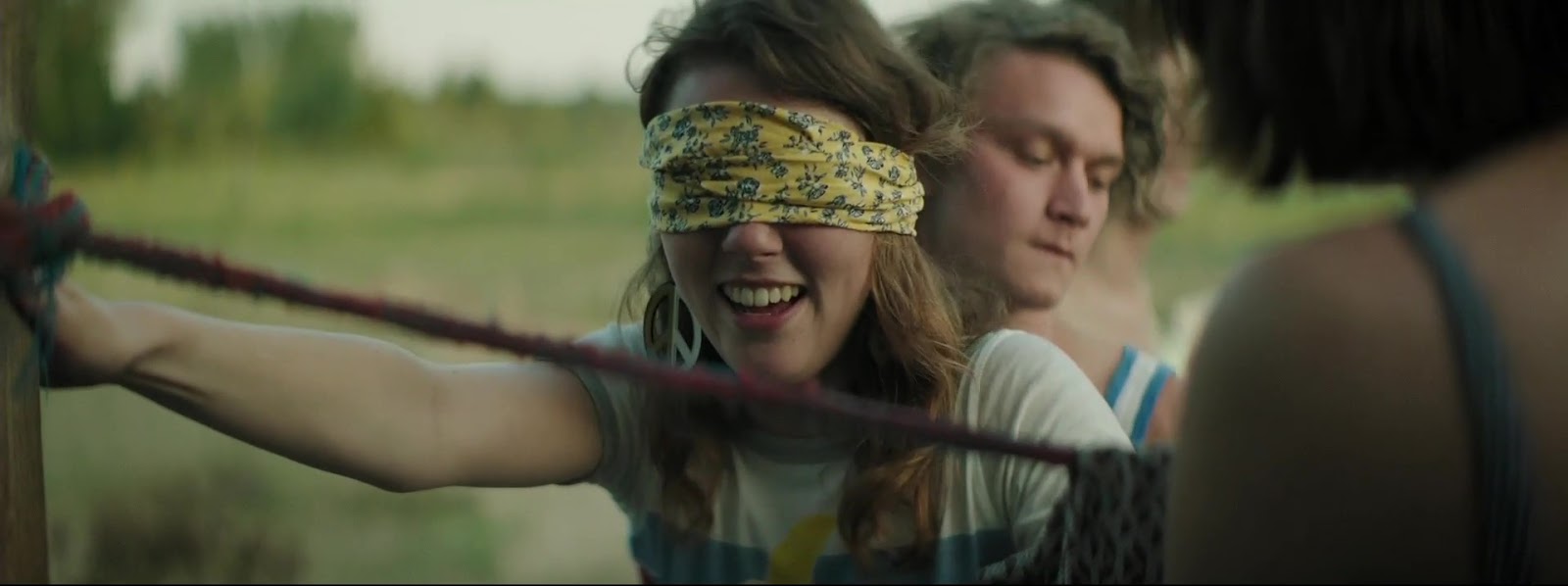 Алиса испытывает свою задницу на прочность позволяя запихивать в нее всё подряд Алиса испытывает свою задницу на прочность позволяя запихивать в нее всё подряд