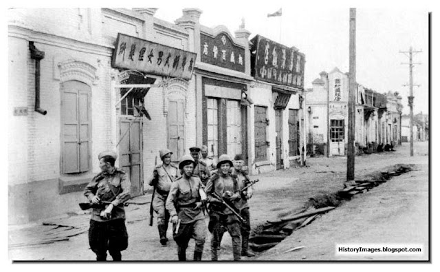 Red Army soldiers patrol a street in a Chinese town