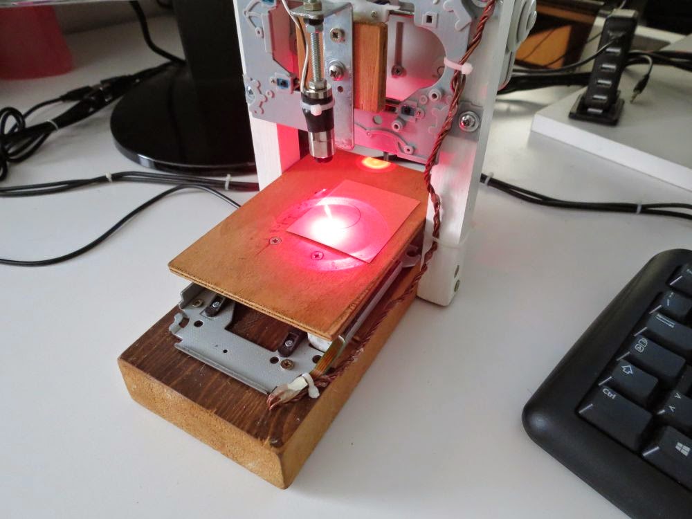 Davide Gironi 38mm x 38mm Laser Engraver build using CDROM/Writer on