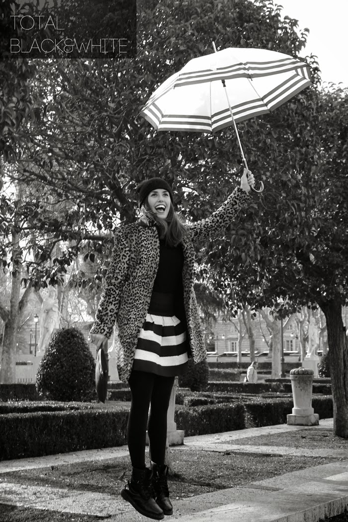 Total Outfit Black and White, falda abullonada, print coat, paraguas, martens