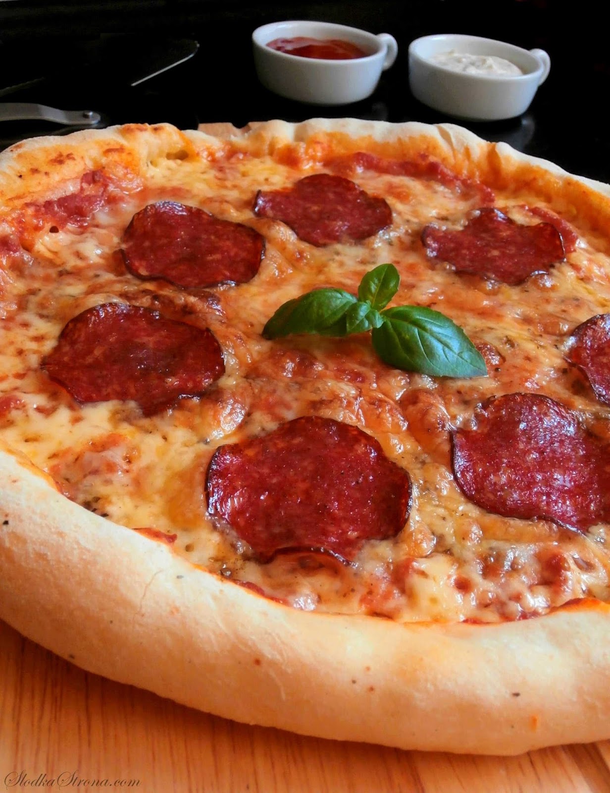 Słodka Strona Domowa Pizza z Salami i Serem w Brzegach (Rantach)