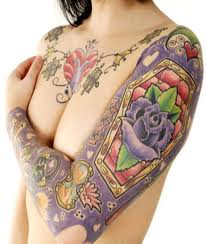 brazo y pecho tatuado con flores