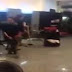 NO LE GUSTÓ SU CORTE DE PELO Y SE LIÓ A MAZAZOS EN LA PELUQUERIA