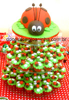 Torre de mini cupcakes com bolo de joaninha no topo Torre de mini cupcakes com bolo de joaninha no topo