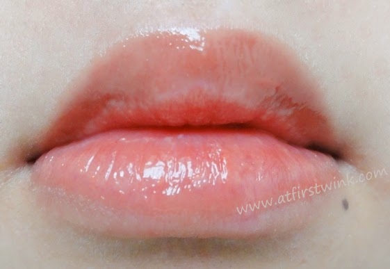 Clio Lipstealer gloss 12 - Catch Coral on lips