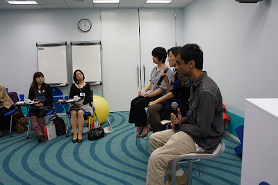 パネルディスカッションで話している方、聞いている方の様子を示す画像。