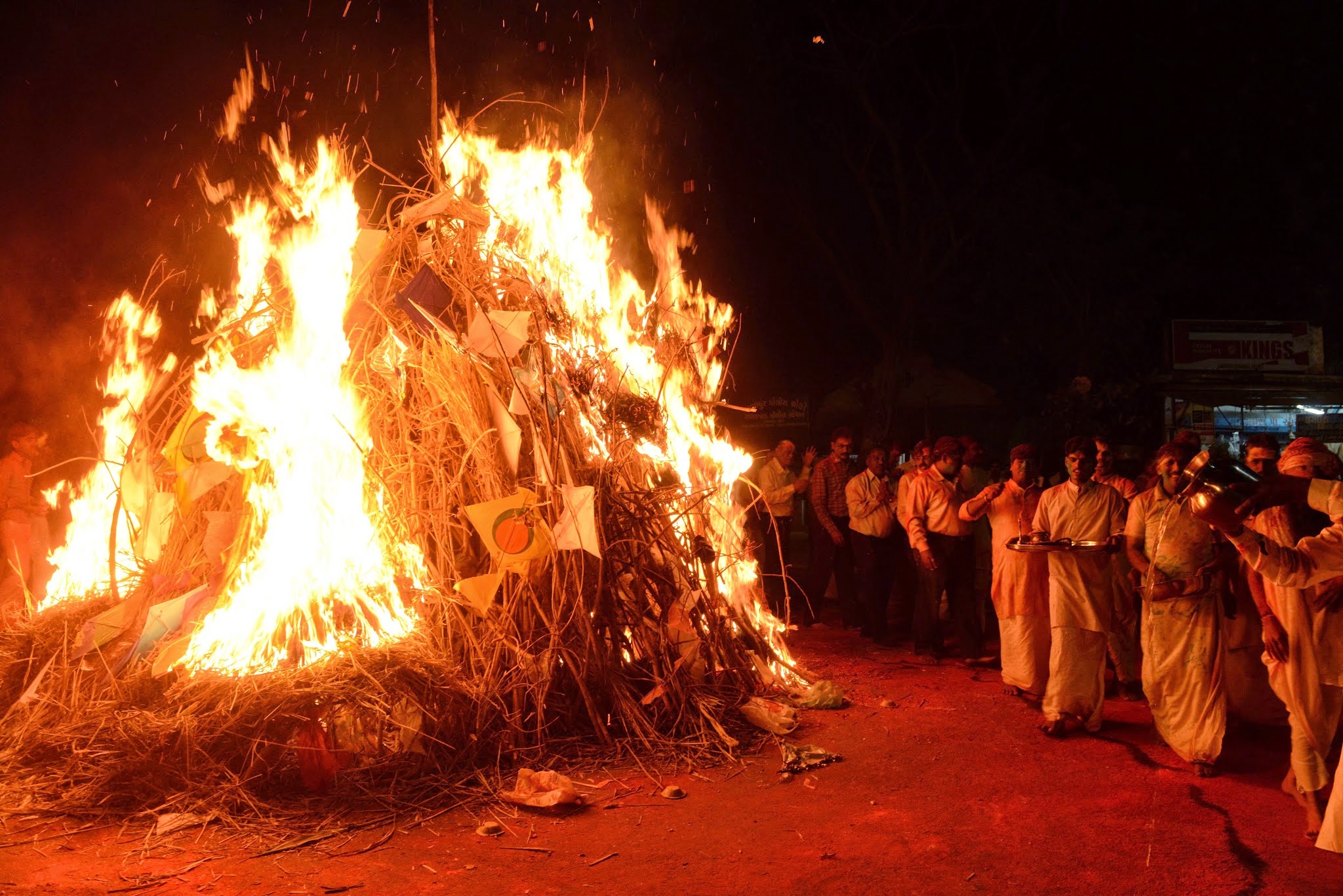 Hogueras en la noche antes del festival de Holi, celebrando el triunfo del bien sobre el mal