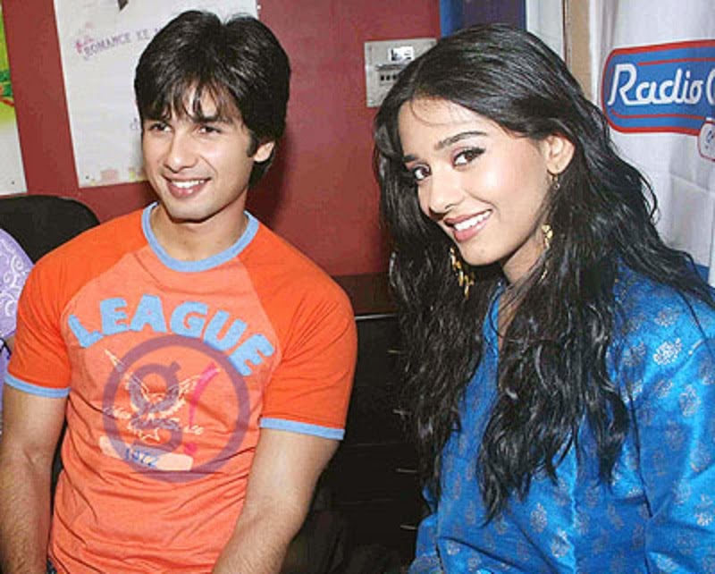http://1.bp.blogspot.com/-g4ISrZfhjII/U2UEuvc0qJI/AAAAAAAAQ70/amw7eWWAG5Y/s1600/shahid%20kapoor%20&amp;%20amrita%20rao%206.jpg