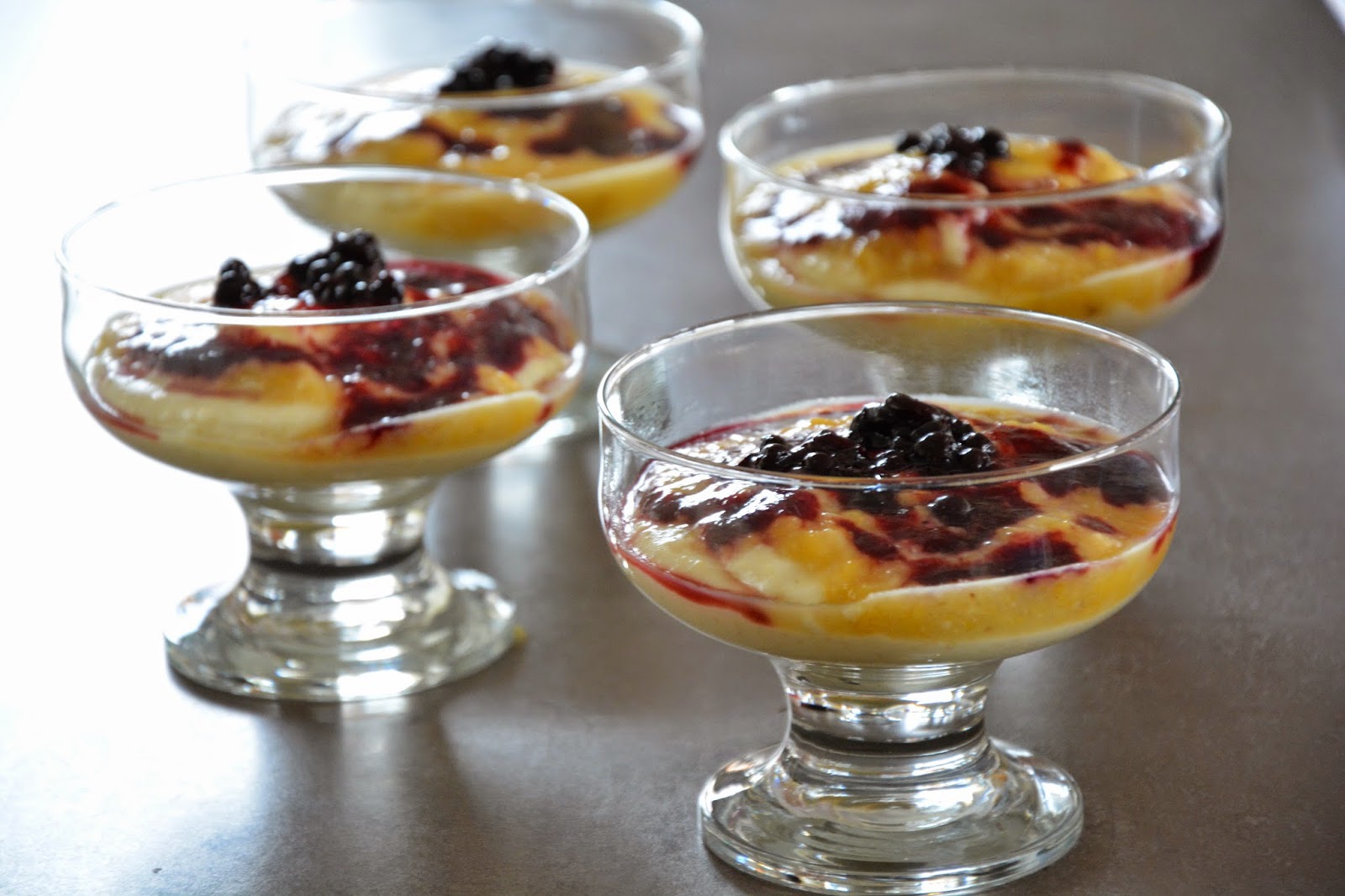 gotuję komuś... Migdałowy pudding z kaszy jaglanej z pomarańczową pulpą z bananów i sosem z